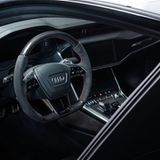 Auch der Innenraum wird mit Sichtcarbon veredelt