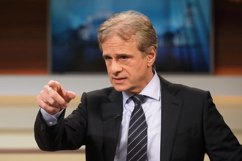 Der Haller Virologe Alexander Kekulé deutet mit dem Zeigefinger etwas an