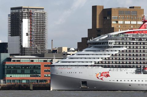 Die "Scarlet Lady" ist das erste Kreuzfahrtschiff von Virgin Voyages und wurde erst im Februar von der Fincantieri-Werft in Italien an die Reederei ausgeliefert.