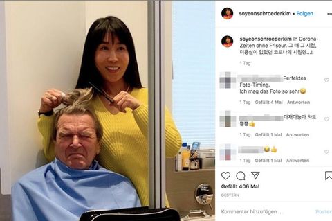 Gerhard Schröder mit verzogenem Gesicht während seine Frau ihm die Haare schneidet