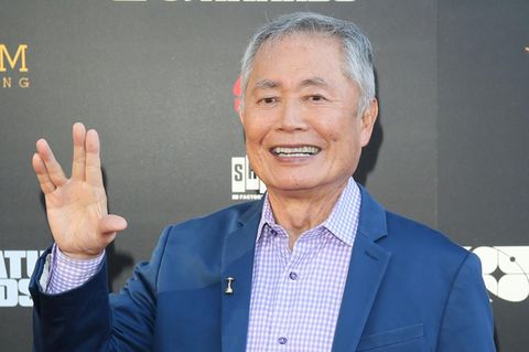 George Takei sagt im September 2019 bei den 45. Saturn Awards im Avalon Theater in Los Angeles mit dem Vulkaniergruß seines "Star Trek"-Kollegen Mr. Spock Hallo