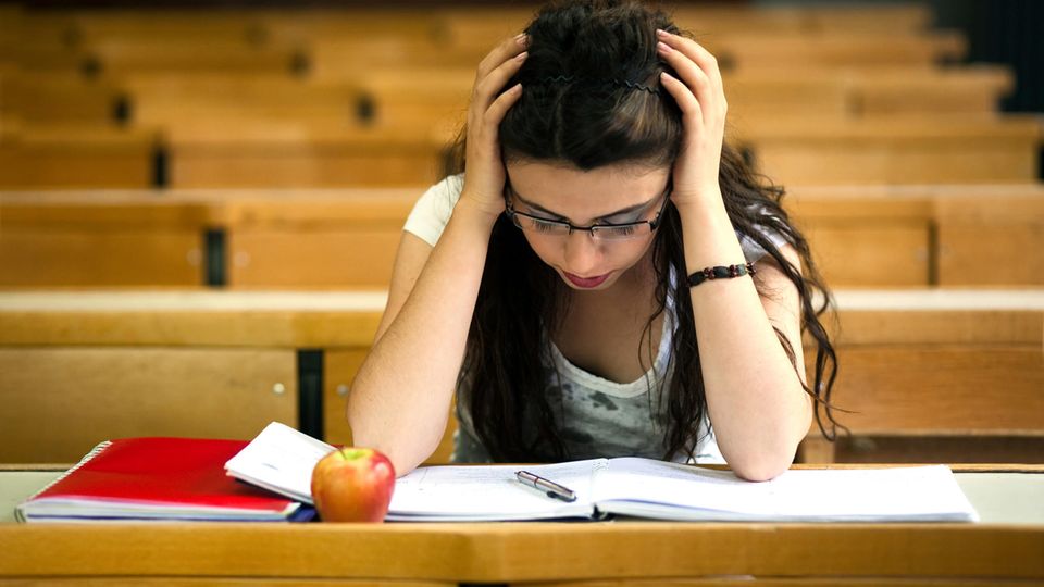 Die Diagnose : Eine Frau schwitzt und zittert, wenn sie mit anderen spricht. Ein Laborwert löst das Rätsel