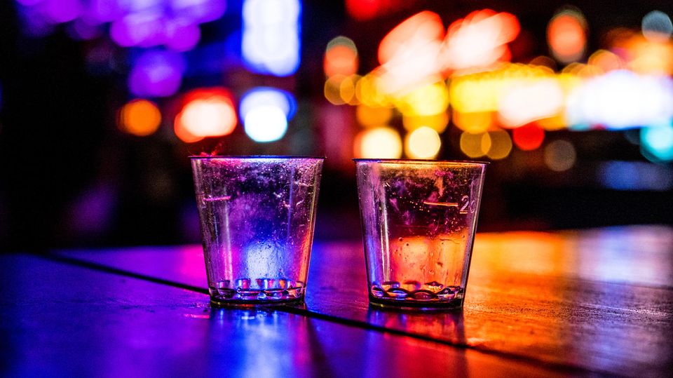 Das Ende einer Nacht: zwei leere Shotgläser in einer Bar auf der Reeperbahn