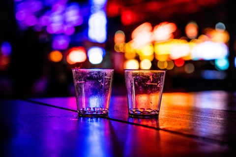 Das Ende einer Nacht: zwei leere Shotgläser in einer Bar auf der Reeperbahn
