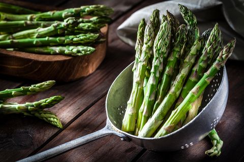 Spargel reinigen - so geht's