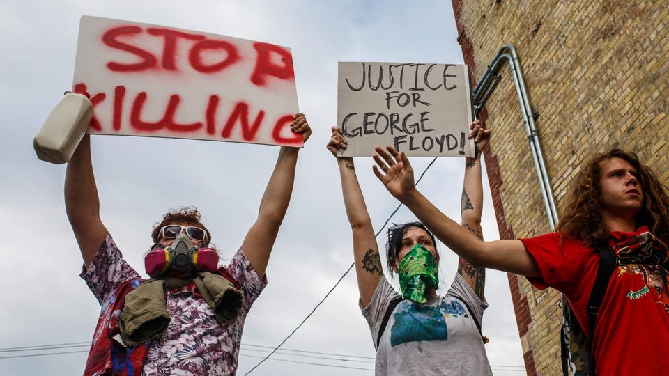 Demonstranten in Minneapolis protestieren gegen den Tod von George Floyd
