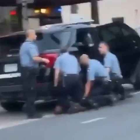 Neues Video aufgetaucht: Drei statt nur einem Polizisten knieten auf George Floyd