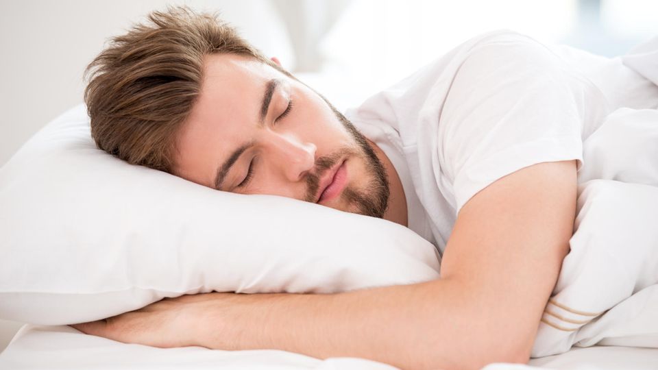 Ein Kissen unterstützt den gesunden Schlaf