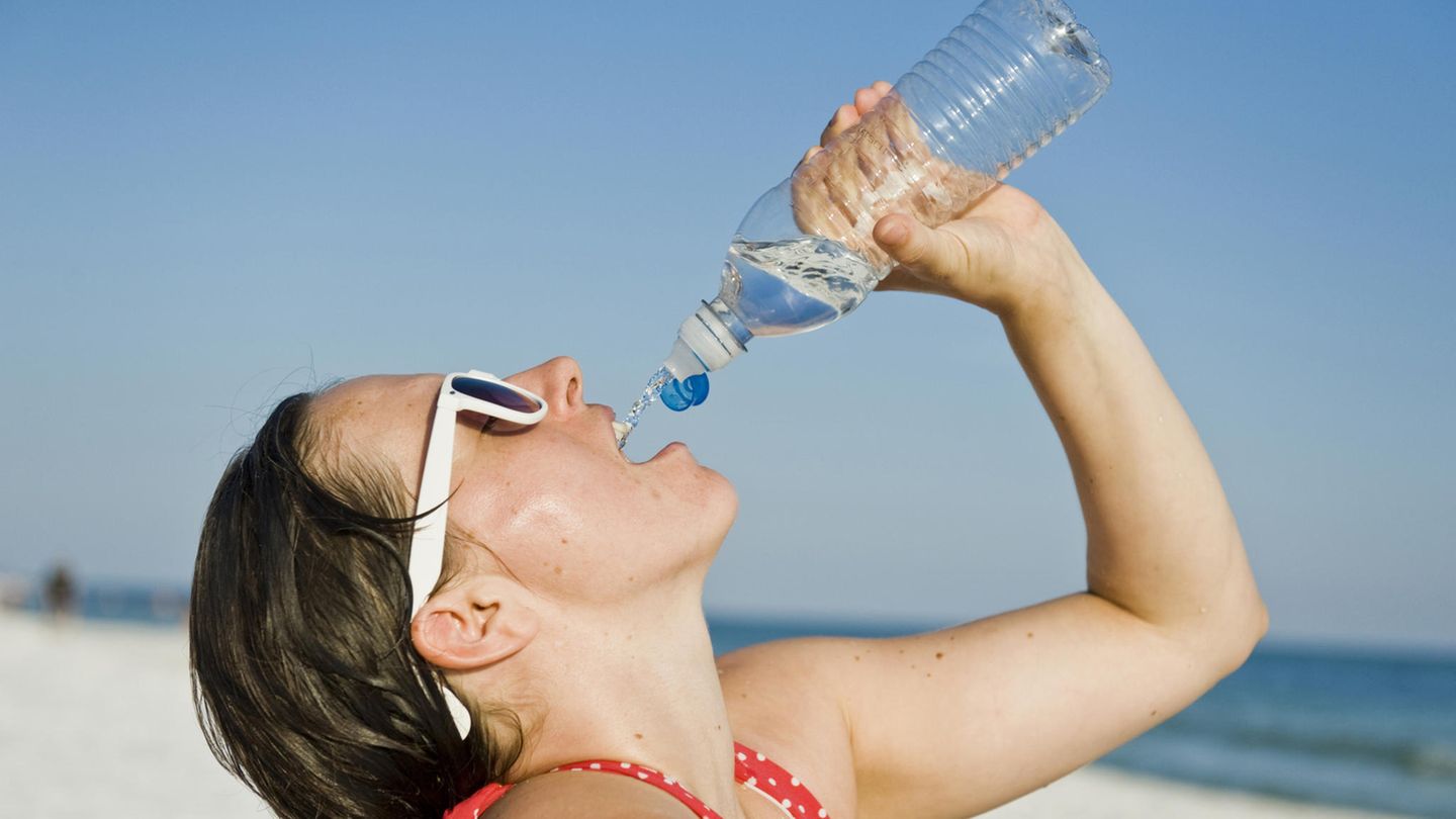 Frau trinkt Wasser
