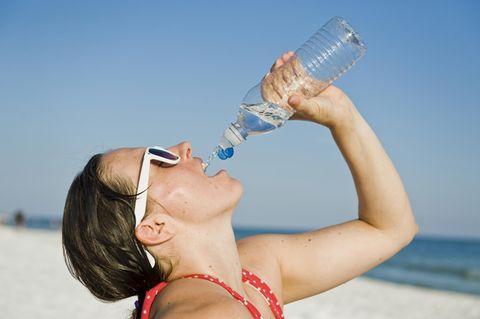 Frau trinkt Wasser