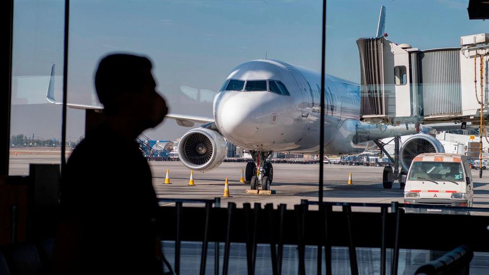 Während der Covid-19-Pandemie wartet ein Passagier auf einen Inlandsflug am internationalen Flughafen Santiago in Chile.