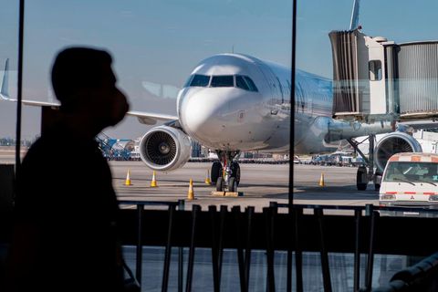 Während der Covid-19-Pandemie wartet ein Passagier auf einen Inlandsflug am internationalen Flughafen Santiago in Chile.