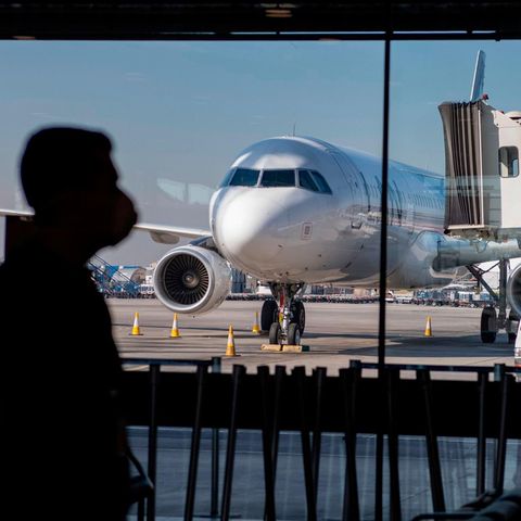Während der Covid-19-Pandemie wartet ein Passagier auf einen Inlandsflug am internationalen Flughafen Santiago in Chile.