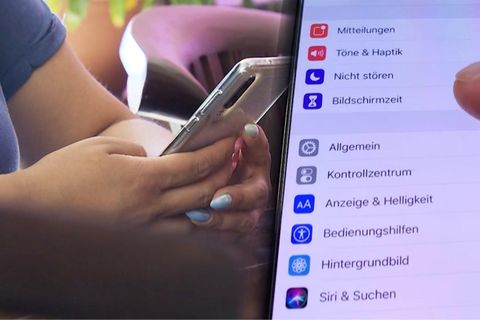 Viele Eltern nutzen viele Stunden am Tag ihr Handy.