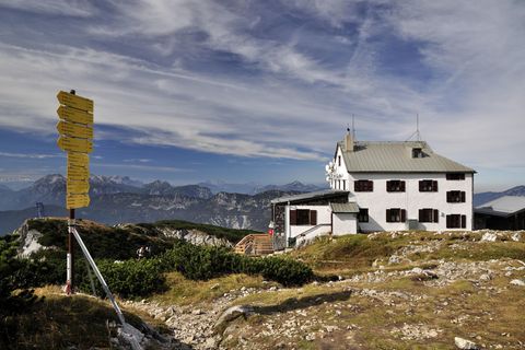 Das Stöhrhaus auf dem Gipfelplateau des Untersberges in den Berchtesgadener Alpen
