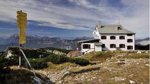 Das Stöhrhaus auf dem Gipfelplateau des Untersberges in den Berchtesgadener Alpen