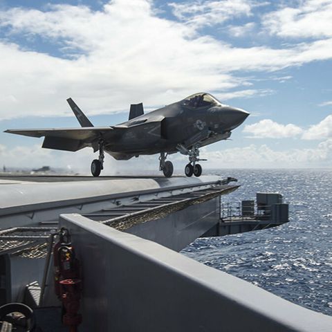 Eine F-35C bei einem geglückten Start.
