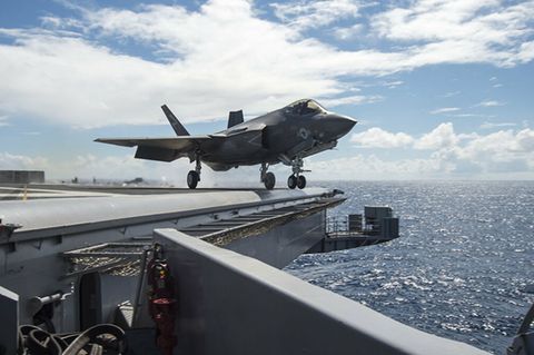 Eine F-35C bei einem geglückten Start.
