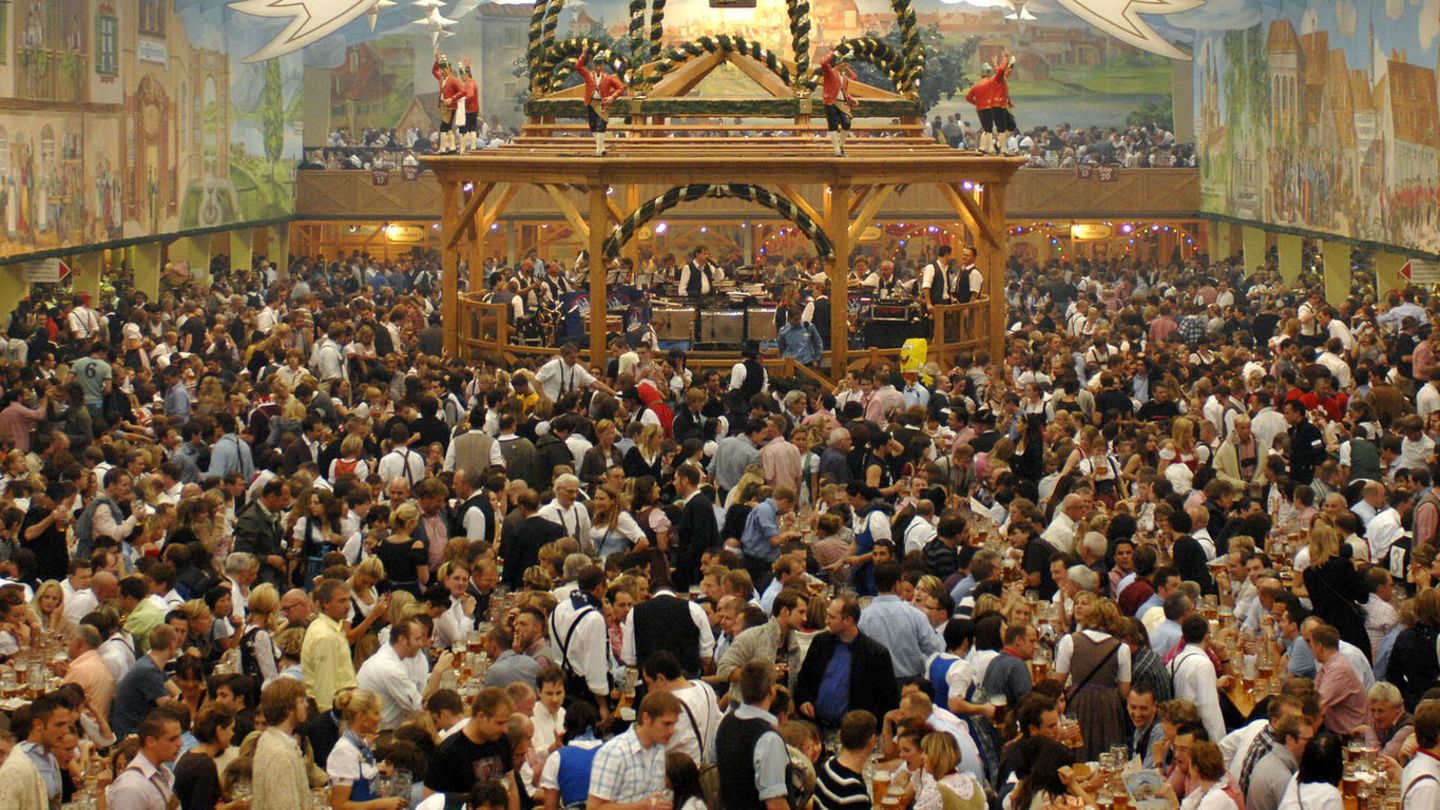 Ein Bierzelt auf dem Münchner Oktoberfest