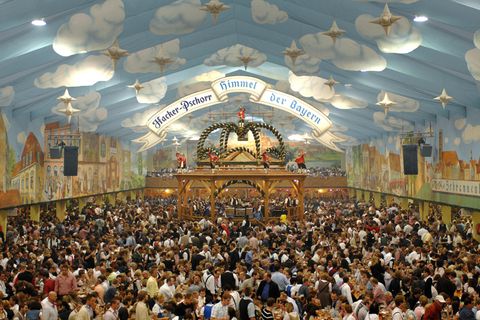 Ein Bierzelt auf dem Münchner Oktoberfest