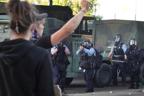 Polizisten in Minneapolis schießen Tränengasgranaten auf Demonstranten