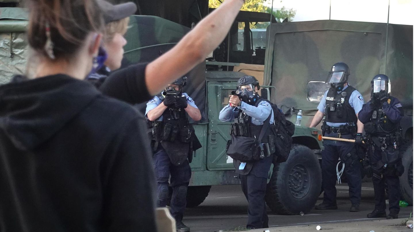 Polizisten in Minneapolis schießen Tränengasgranaten auf Demonstranten