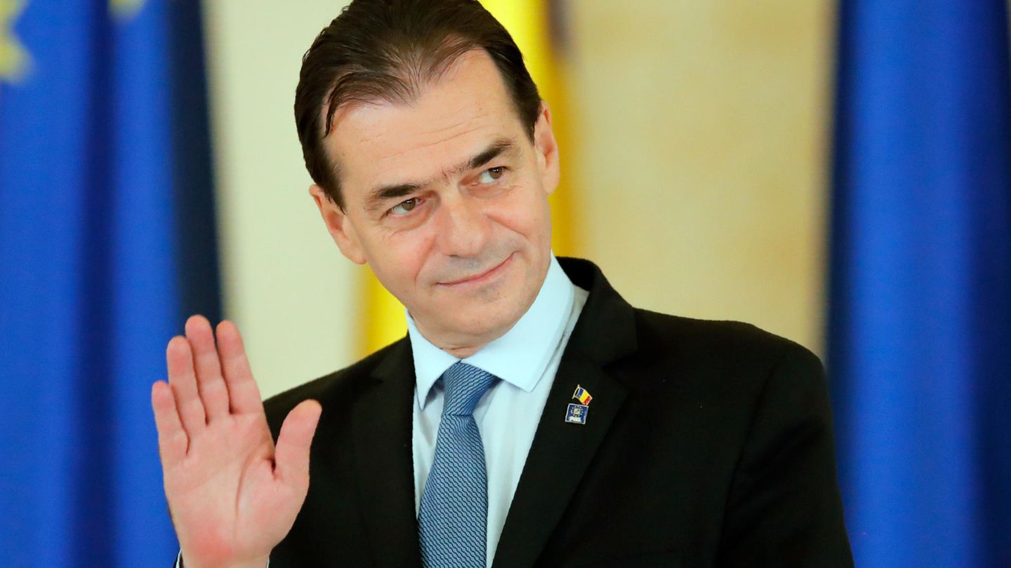 Eine kleine Geburtsparty ohne Masken: Rumäniens Ministerpräsident Ludovic Orban ließ es in seinem Regierungbüro krachen