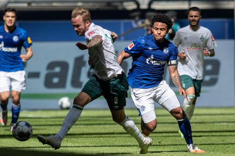 Weston McKennie (r.) im Duell mit Bremens Kevin Vogt