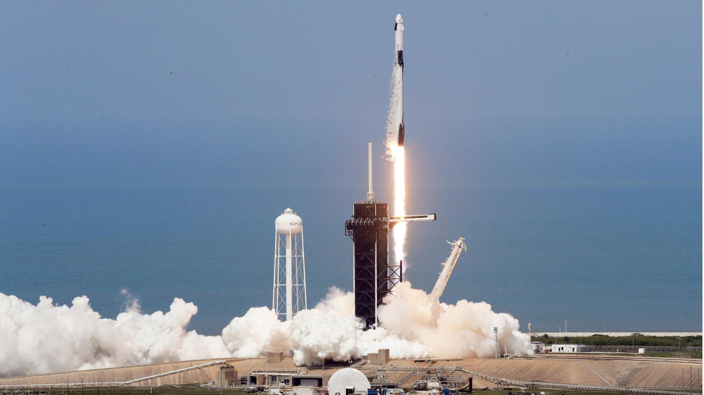 Eine SpaceX Falcon 9-Rakete mit den Nasa-Astronauten Hurley und Behnken hebt von der Startrampe im Kennedy Space Center ab
