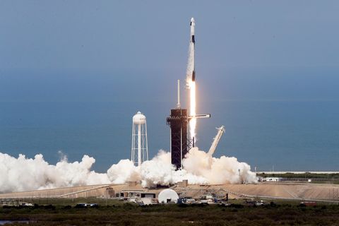 Eine SpaceX Falcon 9-Rakete mit den Nasa-Astronauten Hurley und Behnken hebt von der Startrampe im Kennedy Space Center ab