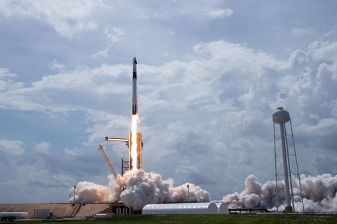 Die SpaceX Falcon 9 hebt ab.