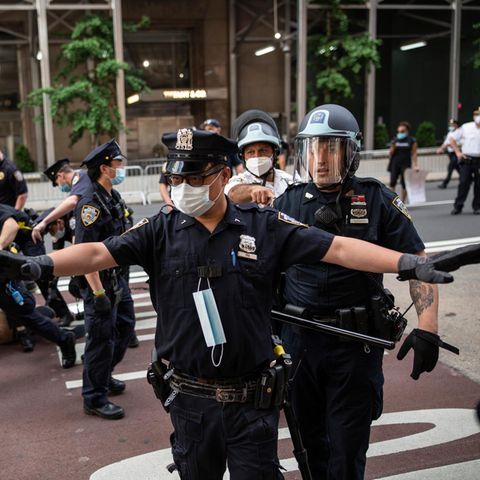 Polizisten verhaften Demonstranten vor dem Trump Tower