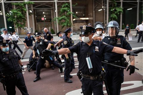 Polizisten verhaften Demonstranten vor dem Trump Tower