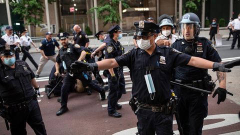 Polizisten verhaften Demonstranten vor dem Trump Tower