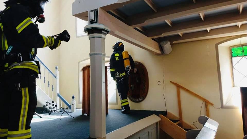 Beim Eintreffen der Feuerwehrkräfte sei die Kirche sehr verraucht gewesen Beim Eintreffen der Feuerwehrkräfte sei die Kirche sehr verraucht gewesen