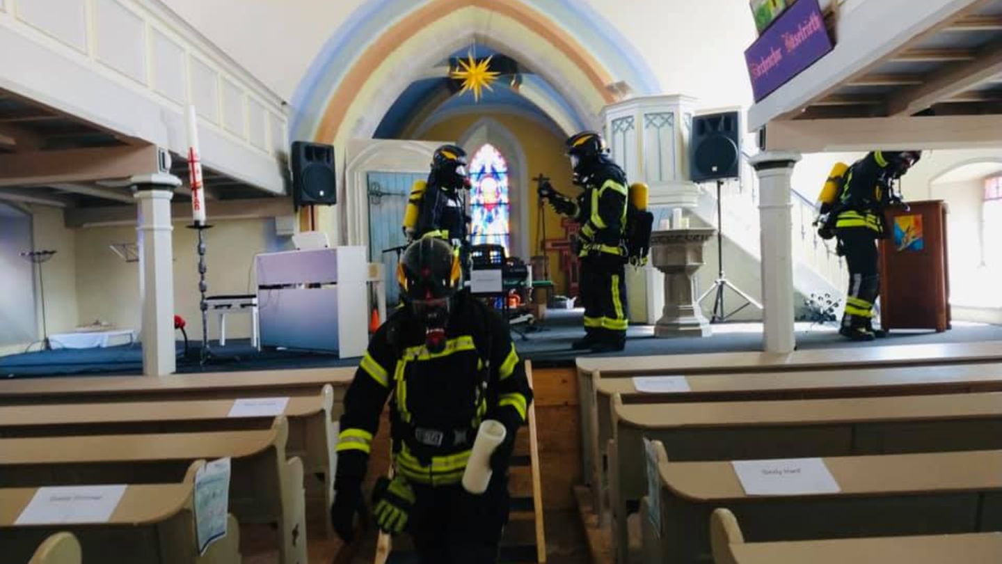 Insgesamt 47 sogenannte Glutnester, also Kleinstbrände, löschte die Feuerwehr in der Kirche