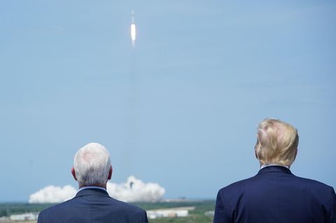 US-Präsident Donald Trump (r.) und sein Vize Mike Pence waren extra für den Start angereist