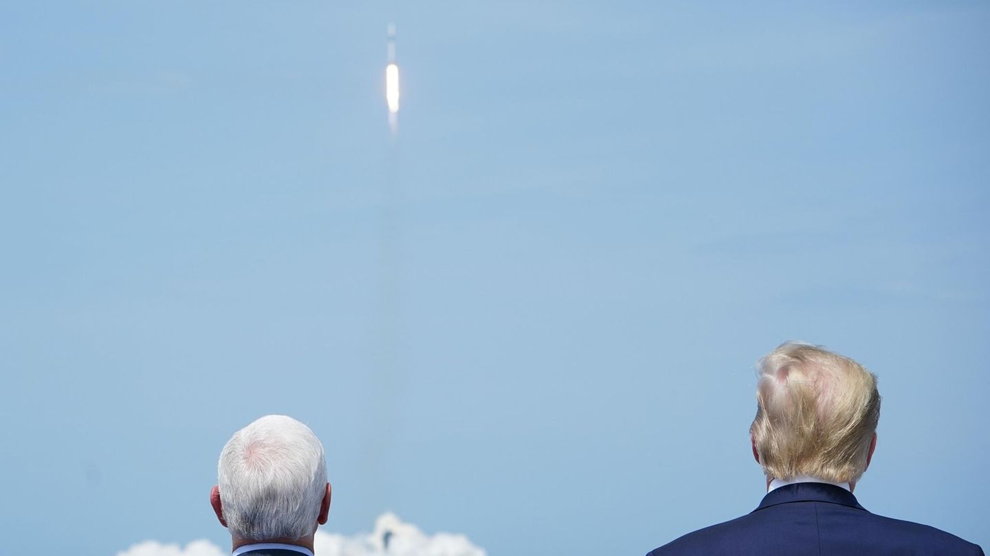 US-Präsident Donald Trump (r.) und sein Vize Mike Pence waren extra für den Start angereist