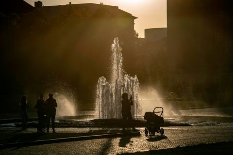 Ein Brunnen im Gegenlicht