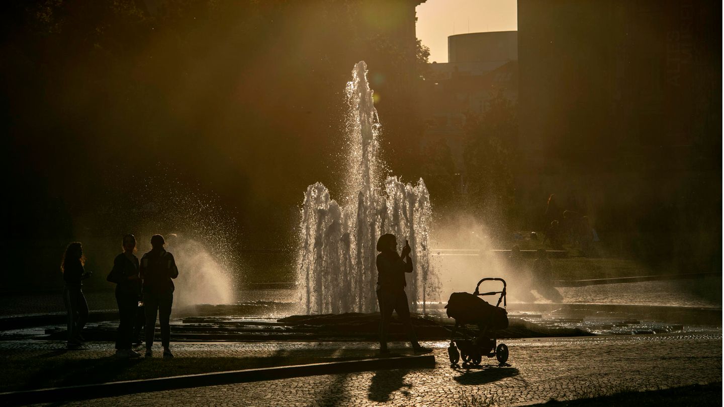 Ein Brunnen im Gegenlicht