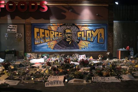 Kerzen und Blumen am Denkmal für George Floyd in Minneapolis (Minnesota, USA)
