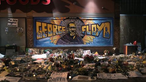 Kerzen und Blumen am Denkmal für George Floyd in Minneapolis (Minnesota, USA)