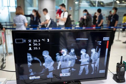Fliegen und Corona: Mit einem Thermal Body Scanner wird am Airport ie Körpertemperatur gemessen