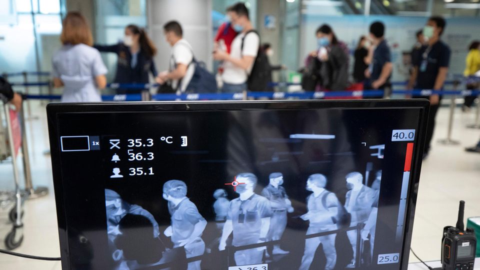 Fliegen und Corona: Mit einem Thermal Body Scanner wird am Airport ie Körpertemperatur gemessen