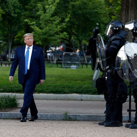 Donald Trump geht an Polizisten vorbei