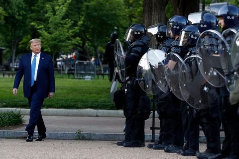Donald Trump geht an Polizisten vorbei