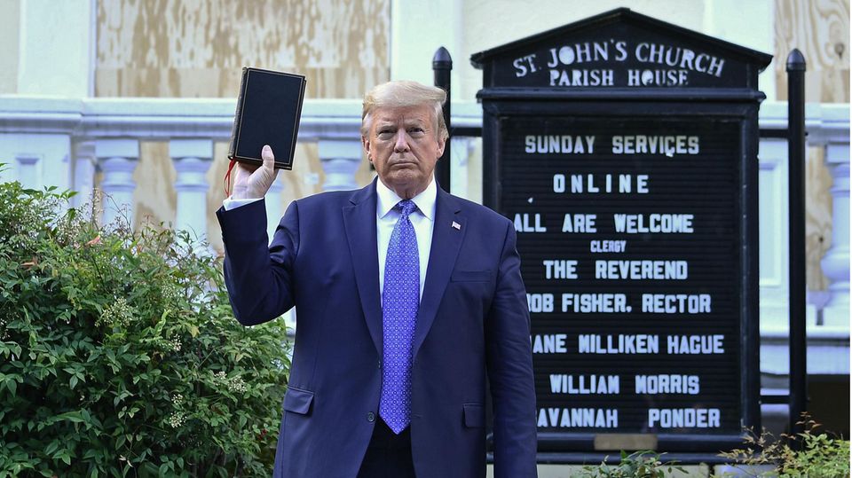 Donald Trump hält eine Bibel hoch vor der St. John's Episcopal Church in Washington, D.C. Donald Trump hält eine Bibel hoch vor der St. John's Episcopal Church in Washington, D.C.