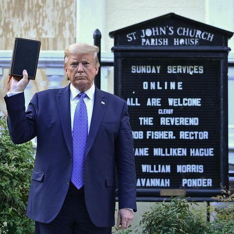 Donald Trump hält eine Bibel hoch vor der St. John's Episcopal Church in Washington, D.C.