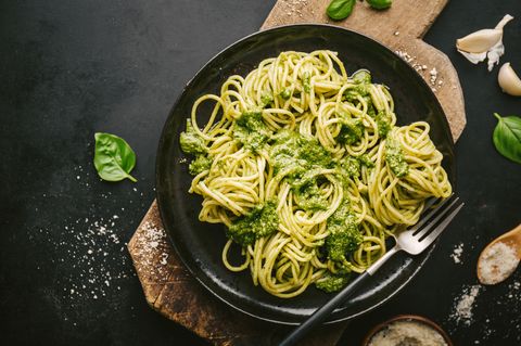 Basilikumpesto auf Nudeln