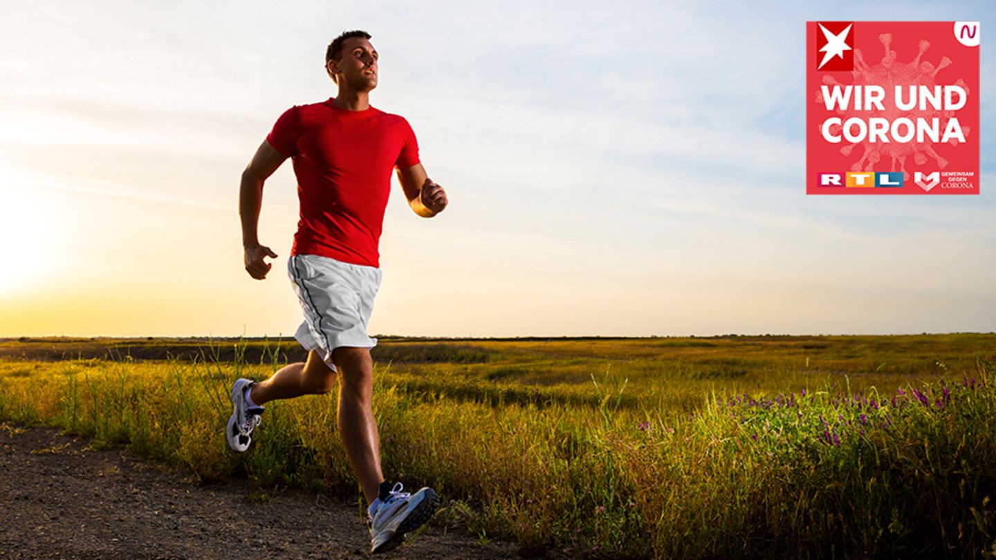 Бегущий человек. Тренер 2015. I running since i was 9 years. Спортивные люди. Утренняя пробежка.